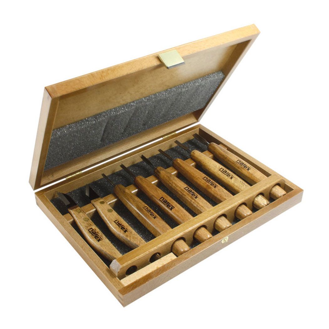 Narex Profi 8pc Detailed Carving Set NAR-869010 in wooden case, with long cone shaped handles for gouges and flat long handles for the two knives in this set. A sharpening stone is included houses in the rear of the case. The case has secure holed bar to keep the handles secure and foam inserted in the lid keeping the chisels and gouges in place